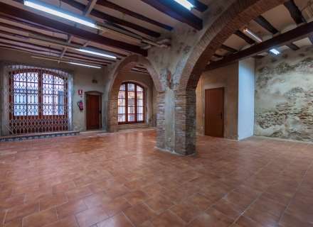 Building for sale in the pedestrian and commercial center of Figueres with high investment potential.2