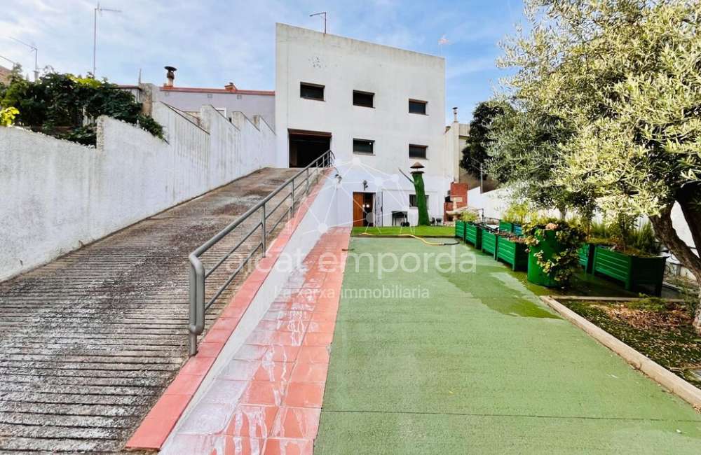 Figueres. Local comercial + soterrani en venda (C/Empordà).4