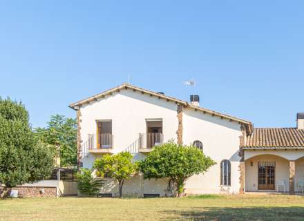 Maison/villa individuelle de style rustique, située à Bon Relax, à Sant Pere Pescador, à 1 km de la mer.0