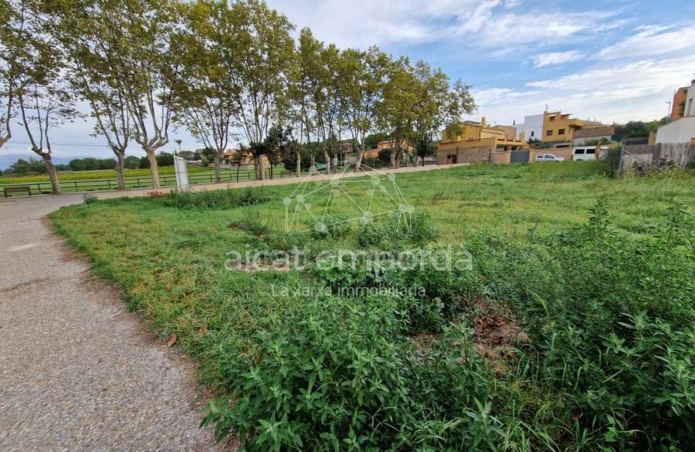 Gran parcel·la doble de 1604m2 per construir la teva casa amb piscina i perfecte jardí. Una oferta especial!14