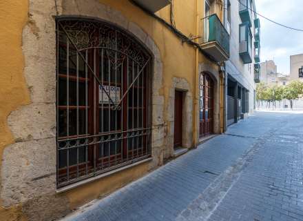 Building for sale in the pedestrian and commercial center of Figueres with high investment potential.10
