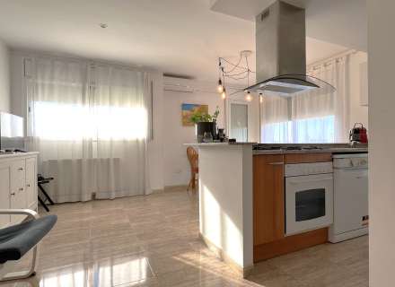 Àtic dúplex amb terrassa i pàrquing envoltat de natura.1