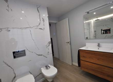 Gran casa amb piscina, garatge en un solar cantoner en zona tranquil·la.25