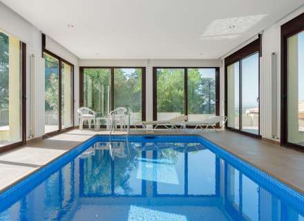 Magnifique maison moderne à Pau, située dans un quartier calme et privé de la Costa Brava.12