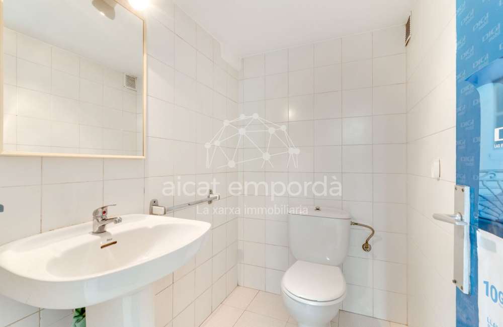 Local comercial a Figueres de 80 m² construïts ideal per a oficina o comerç.6