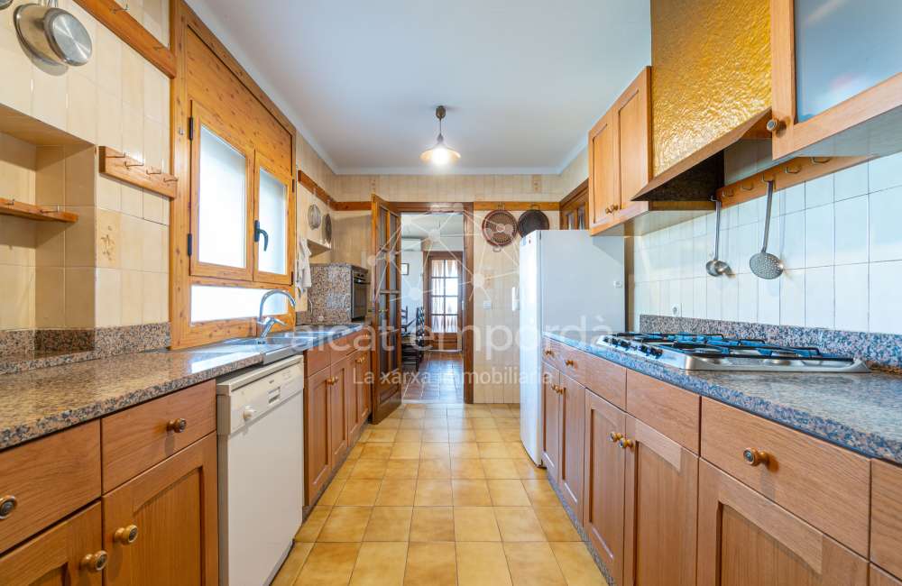 Maison/villa individuelle de style rustique, située à Bon Relax, à Sant Pere Pescador, à 1 km de la mer.13