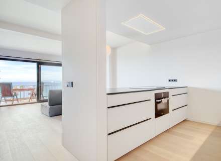 Apartment on the seafront. Avda De Rhodes12
