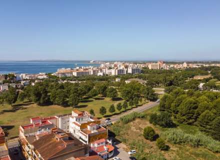 Gran casa amb piscina, garatge en un solar cantoner en zona tranquil·la.52