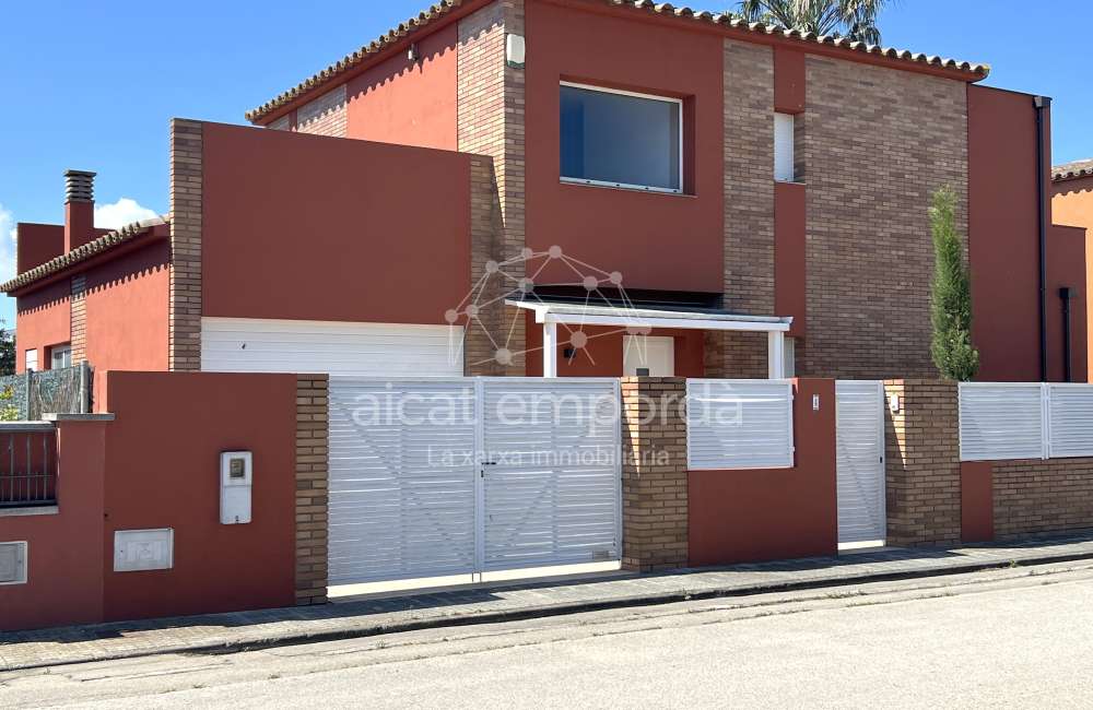 Excellente maison avec piscine privée dans un quartier très calme de Sant Pere Pescador.51