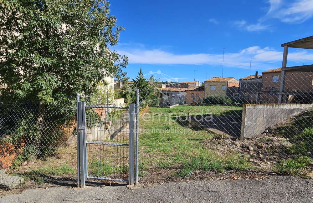 Parcel·la en venda dins del poble3