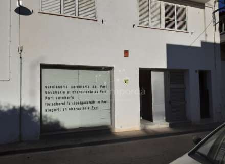 Carnicería totalmente equipada en la calle más comercial del Puerto de Llançà.8