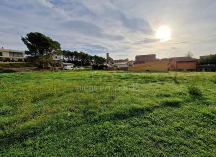 Grand terrain double de 1604m2 pour construire votre maison avec piscine et jardin parfait. Une offre spéciale !12