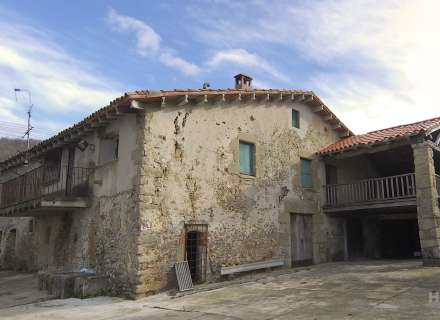 Magnifica finca ganadera y forestal en Vidrà a 3,5 km del pueblo con un camino de acceso pavimentado. Con una extensión de 108 hectáreas.0