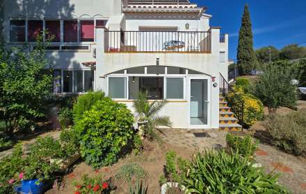 Si buscas un lugar tranquilo en roses, rodeado de naturaleza y con todas las comodidades para disfrutarlo durante todo el año, este apartamento puede sorprenderte.