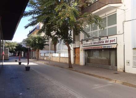 Carnicería totalmente equipada en la calle más comercial del Puerto de Llançà.9