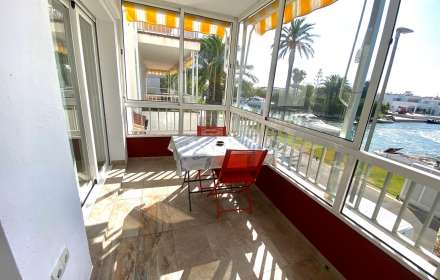 Fully renovated apartment with terrace and canal views in empuriabrava