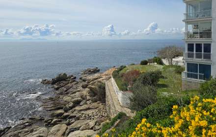 Tranquillité et vue sur la mer dans le quartier du phare à roses.