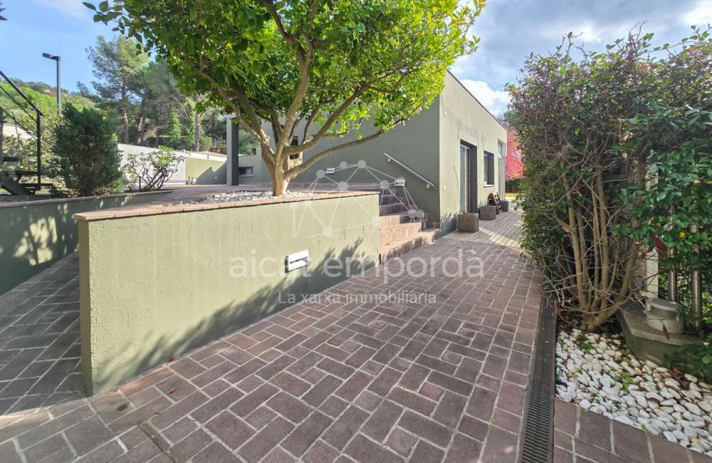 Casa de alto standing en La Jonquera: lujo entre montañas con piscina privada climatizada y vistas espectaculares87