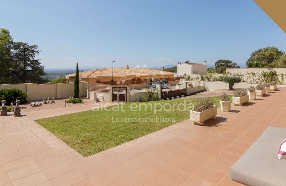 Magnífica casa moderna en Pau, ubicada en una zona tranquila y privada de la Costa Brava.3