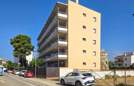 Appartement à salatar avec vue partielle sur la mer, grande terrasse et parking privé.
