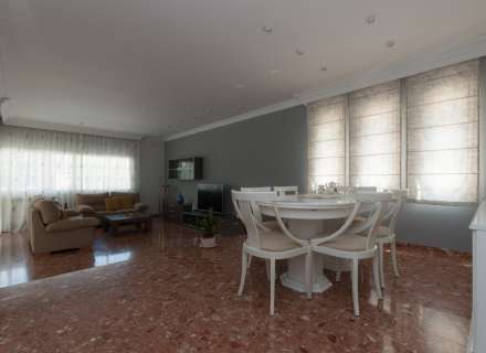 Gran casa amb piscina, garatge en un solar cantoner en zona tranquil·la.14