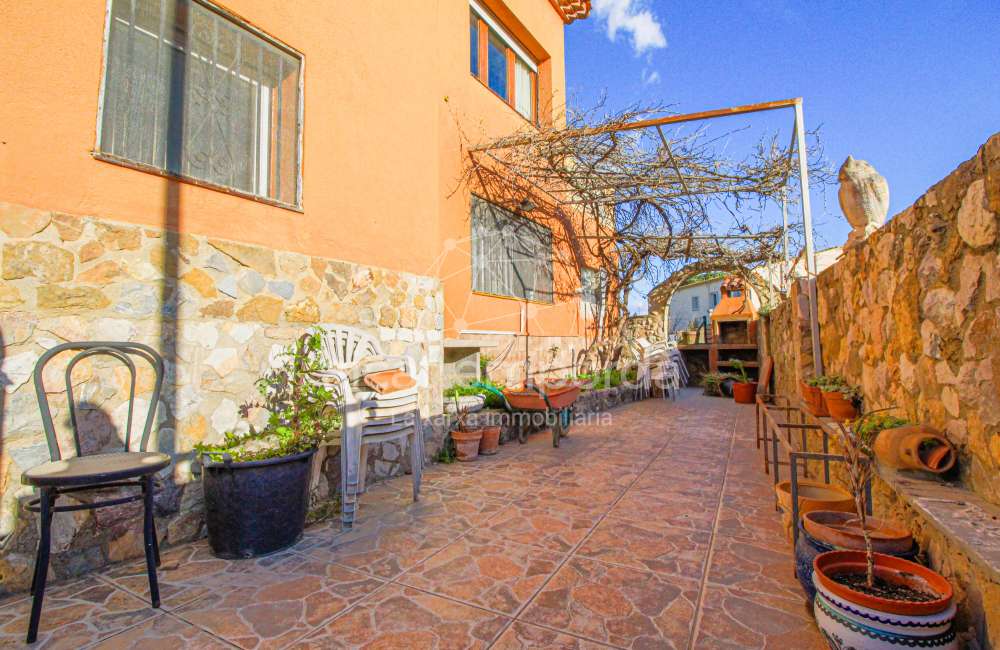 Casa cantonera amb gran terrassa i garatge a Cabanes38