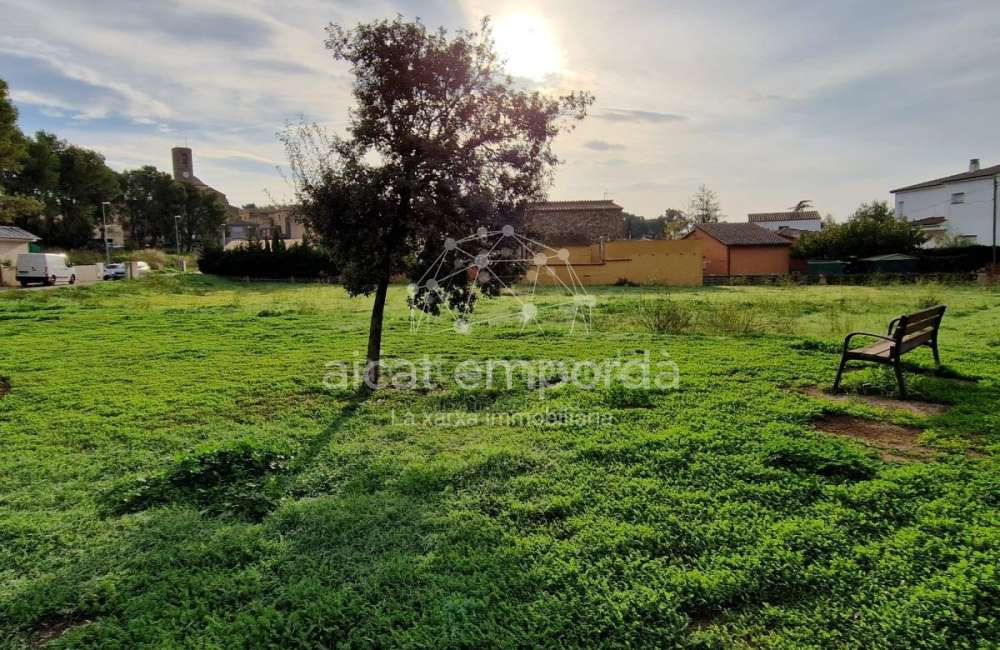 Gran parcel·la doble de 1604m2 per construir la teva casa amb piscina i perfecte jardí. Una oferta especial!10