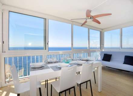 BAIXADA DE PREU! Impressionant apartament amb vistes panoràmiques al mar, reformat, aparcament inclòs. Una visita obligada!1