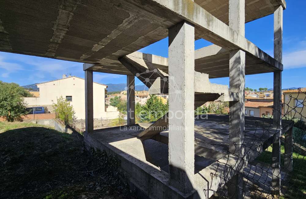 Parcel·la en venda dins del poble10