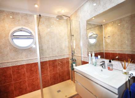 Gran casa amb piscina, garatge en un solar cantoner en zona tranquil·la.35