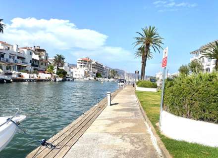 Apartament totalment reformat amb terrassa i vistes al canal a Empuriabrava25