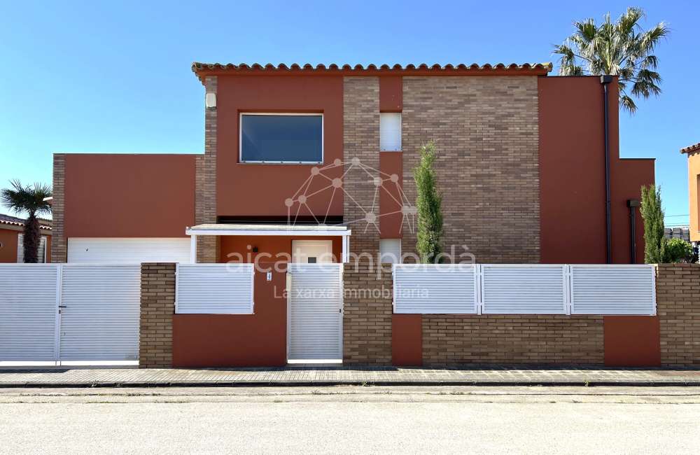 Excellente maison avec piscine privée dans un quartier très calme de Sant Pere Pescador.36