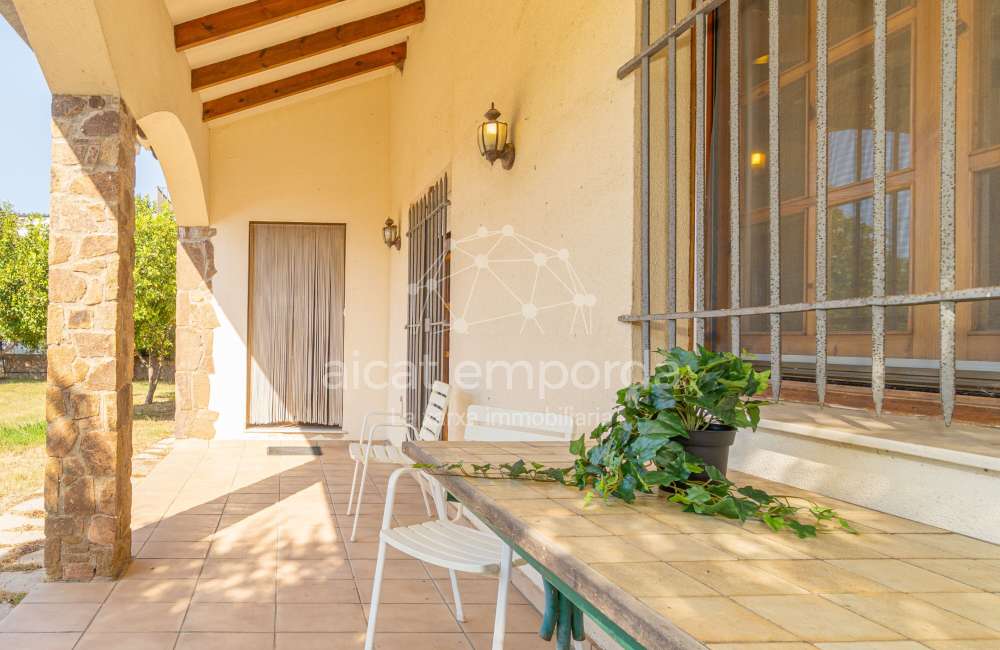 Maison/villa individuelle de style rustique, située à Bon Relax, à Sant Pere Pescador, à 1 km de la mer.3