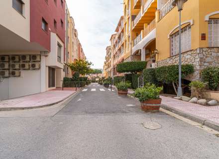 Apartament modern amb piscina comunitària i plaça d'aparcament.27