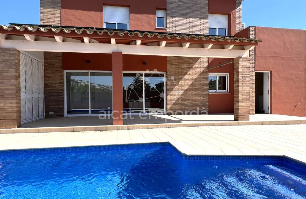 Excellente maison avec piscine privée dans un quartier très calme de Sant Pere Pescador.2