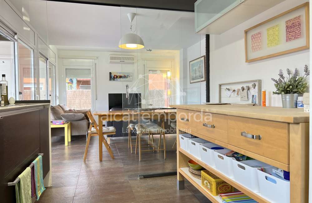 Excellente maison avec piscine privée dans un quartier très calme de Sant Pere Pescador.12
