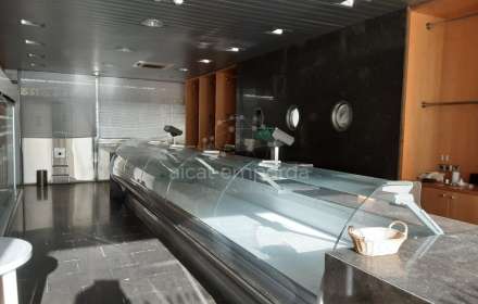 Carnicería totalmente equipada en la calle más comercial del puerto de llançà.