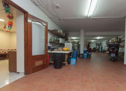 Gran casa amb piscina, garatge en un solar cantoner en zona tranquil·la.40