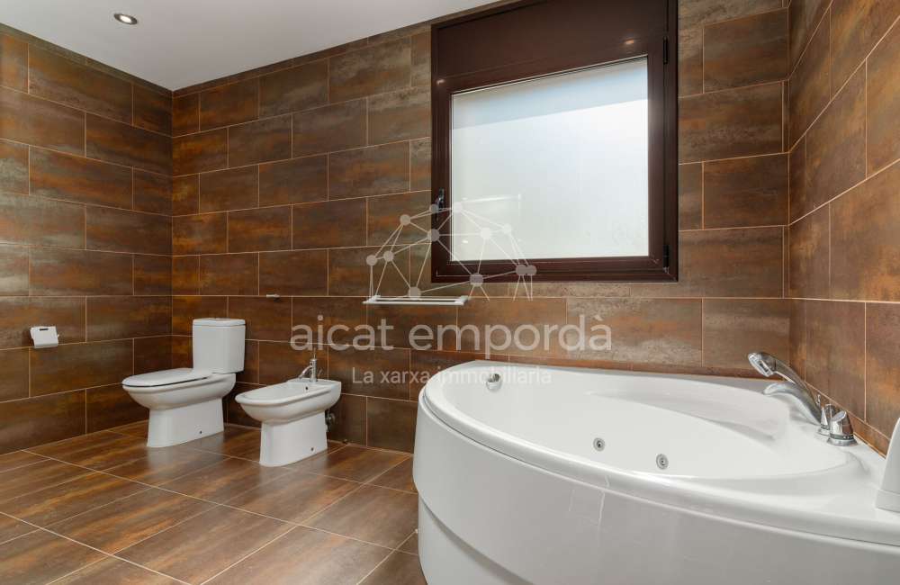 Magnífica casa moderna en Pau, ubicada en una zona tranquila y privada de la Costa Brava.31