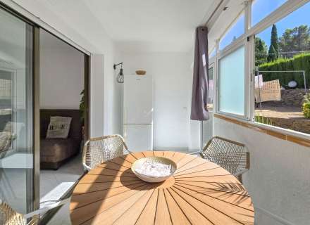 Vous recherchez un endroit paisible à Roses, proche de la nature et réunissant tout le confort nécessaire pour en profiter tout au long de l'année ? Cet appartement mérite votre attention.11
