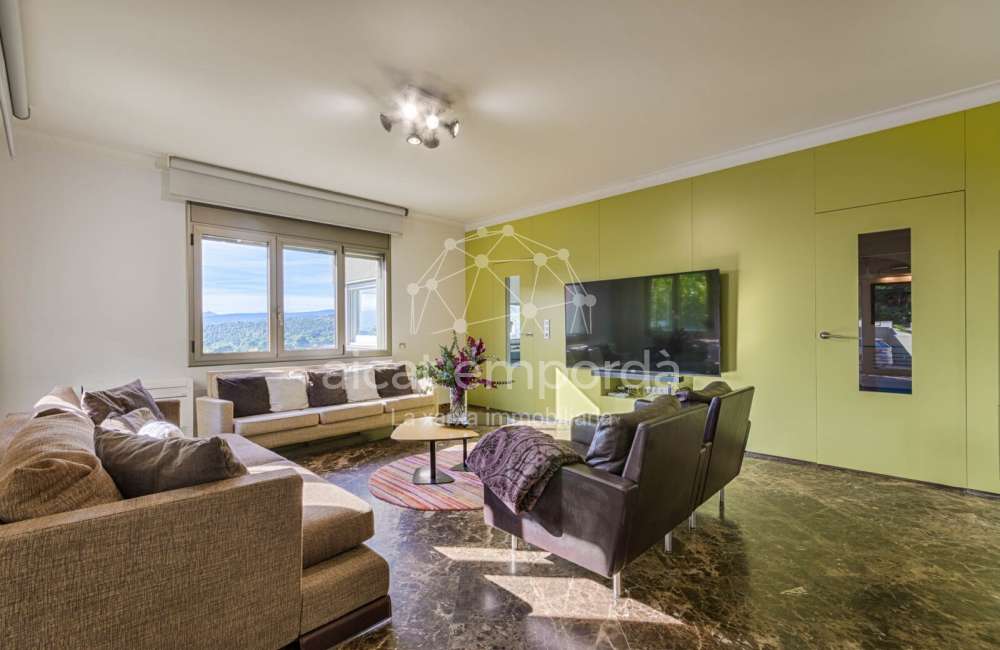 Casa de alto standing en La Jonquera: lujo entre montañas con piscina privada climatizada y vistas espectaculares10