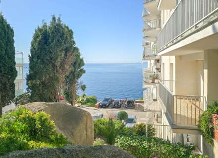 Pis lluminós amb vista al mar al Far de Roses20