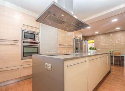 Fantàstica casa moderna amb piscina, cuina exterior ia poca distància a peu de la platja.3