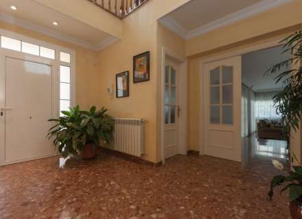 Gran casa amb piscina, garatge en un solar cantoner en zona tranquil·la.13