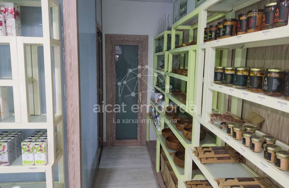 Oportunitat de local comercial a prop del mercat de Roses.7