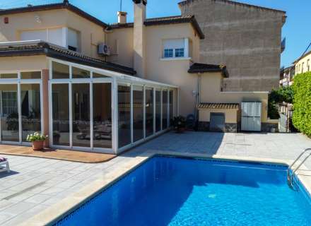 Gran casa amb piscina, garatge en un solar cantoner en zona tranquil·la.3