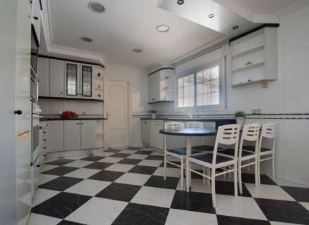 Gran casa amb piscina, garatge en un solar cantoner en zona tranquil·la.12