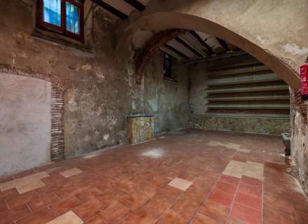 Building for sale in the pedestrian and commercial center of Figueres with high investment potential.8