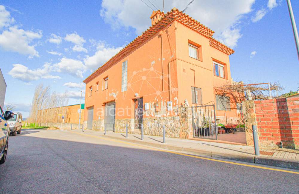 Casa cantonera amb gran terrassa i garatge a Cabanes41