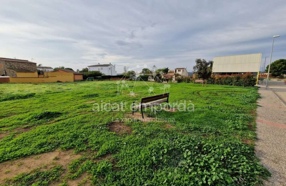 Gran parcel·la doble de 1604m2 per construir la teva casa amb piscina i perfecte jardí. Una oferta especial!1